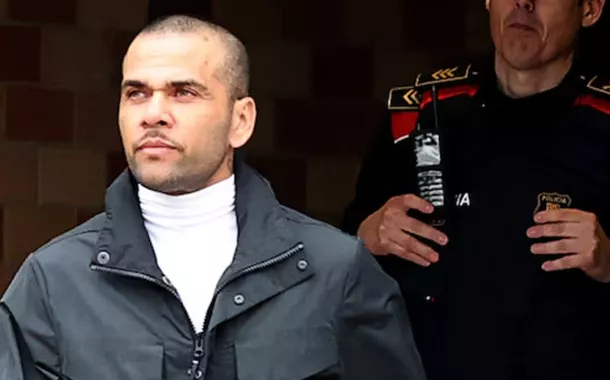 Daniel Alves recupera passaportes e pode retornar ao Brasil