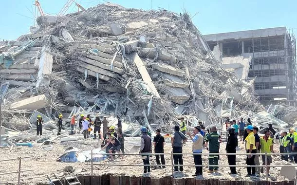 Equipes de resgate trabalham em meio a escombros de prédio em Bangcoc após terremoto
28/03/2025 
