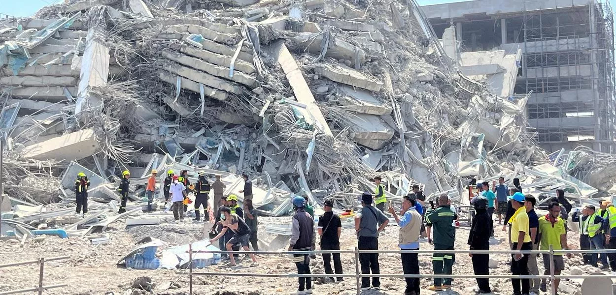 Equipes de resgate trabalham em meio a escombros de prédio em Bangcoc após terremoto
28/03/2025 