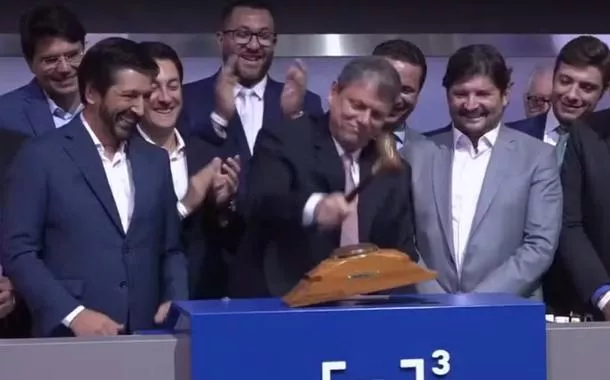 Tarcísio de Freitas (ao centro) junto com outras lideranças