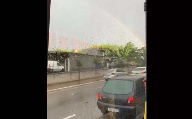 Chuvas causam alagamentos em SP e transbordamento de córrego