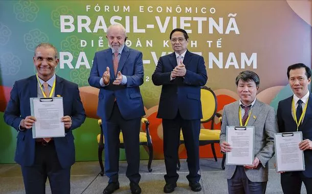 Presidente da República, Luiz Inácio Lula da Silva, acompanhado do Primeiro-Ministro do Vietnã, Pham Minh Chinh, durante encerramento do seminário empresarial Brasil-Vietnã.
Hotel Sofitel Legend Metropole Hanoi - Vietnã.
 
Foto: Ricardo Stuckert / PR
