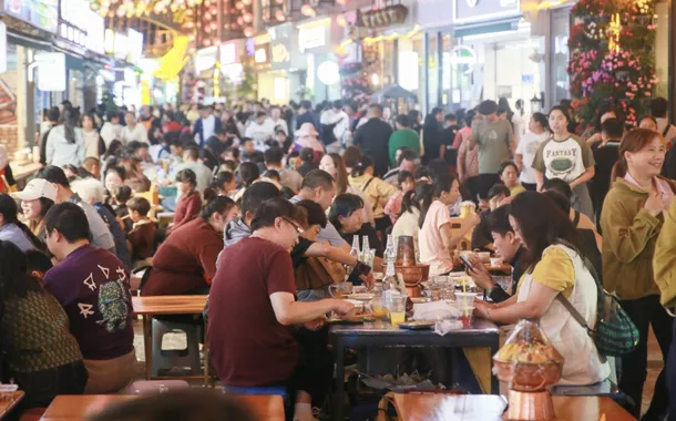 China reduz juros para estimular economia em meio a tensão comercial com os EUA