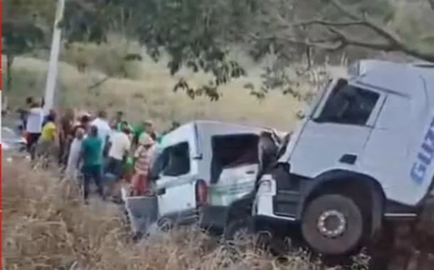 11 pessoas morrem após batida entre van e carreta na Bahia
