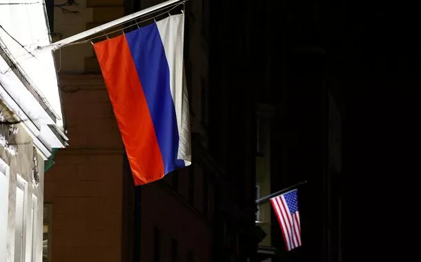 Bandeiras da Rússia e dos EUA na Embaixada dos EUA em Moscou - 18/3/2025    
