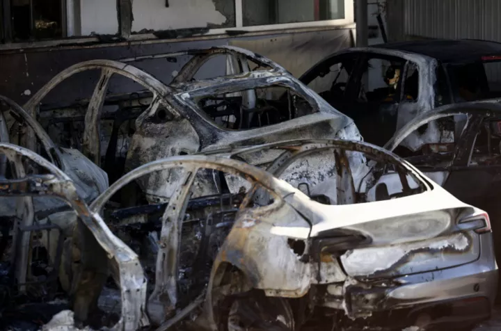 Veículos Tesla carbonizados após um incêndio em uma concessionária Tesla que destruiu veículos, em Roma, Itália, em 31 de março de 2025.