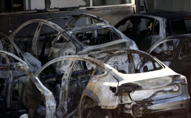 Incêndio destrói 17 veículos em concessionária da Tesla em Roma; Musk acusa "ataque terrorista"