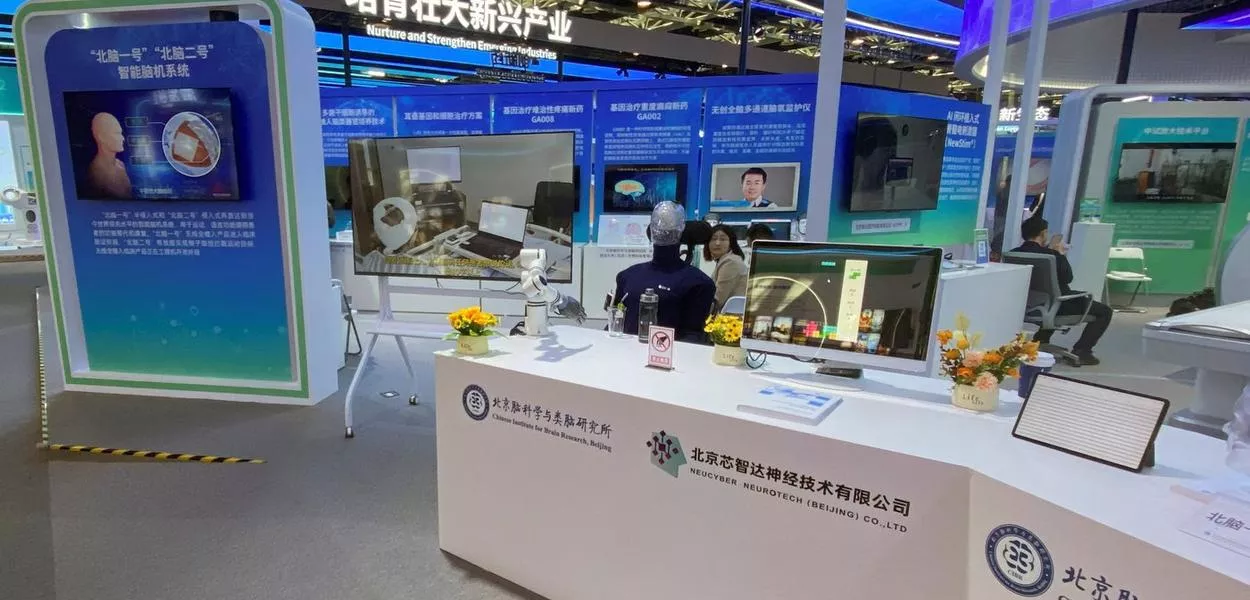 Instituto Chinês de Pesquisa do Cérebro, Pequim e NeuCyber Neurotech (Beijing) Co. Ltd organizam um estande exibindo seus chips cerebrais no Fórum Zhongguancun no distrito de Haidian, Pequim, China, 31 de março de 2025