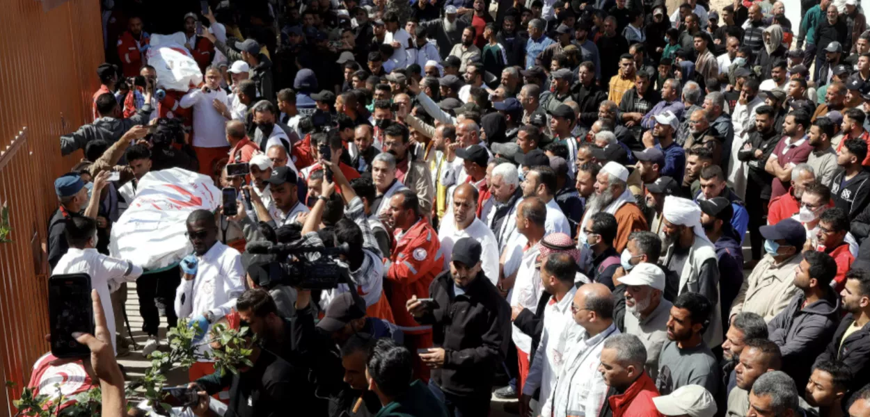 Palestinos lamentam a morte de médicos no sul da Faixa de Gaza, em 31 de março de 2025
