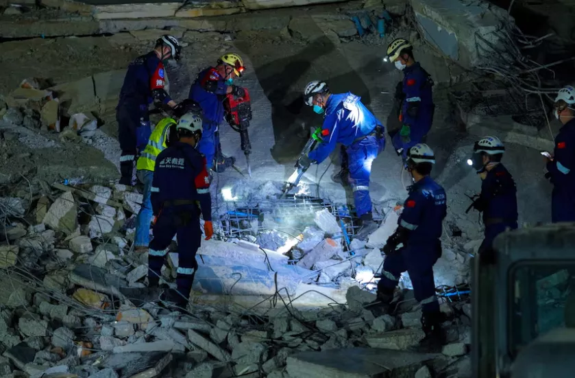 Resgate de vítimas do terremoto em Mianmar