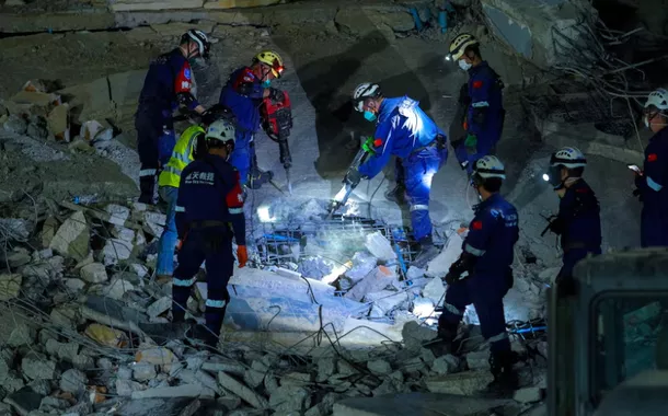 Resgate de vítimas do terremoto em Mianmar