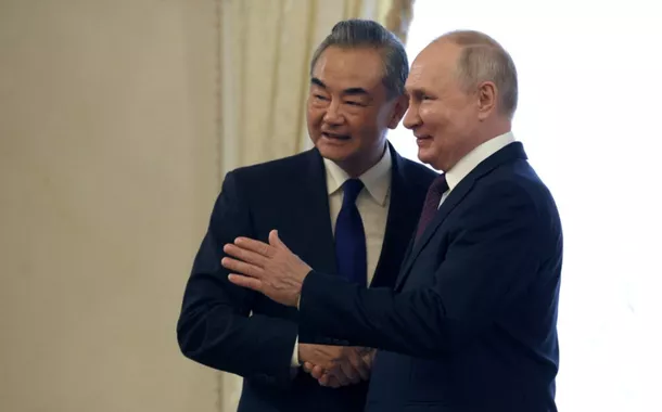 Putin se reúne com Wang Yi, ministro das Relações Exteriores chinês