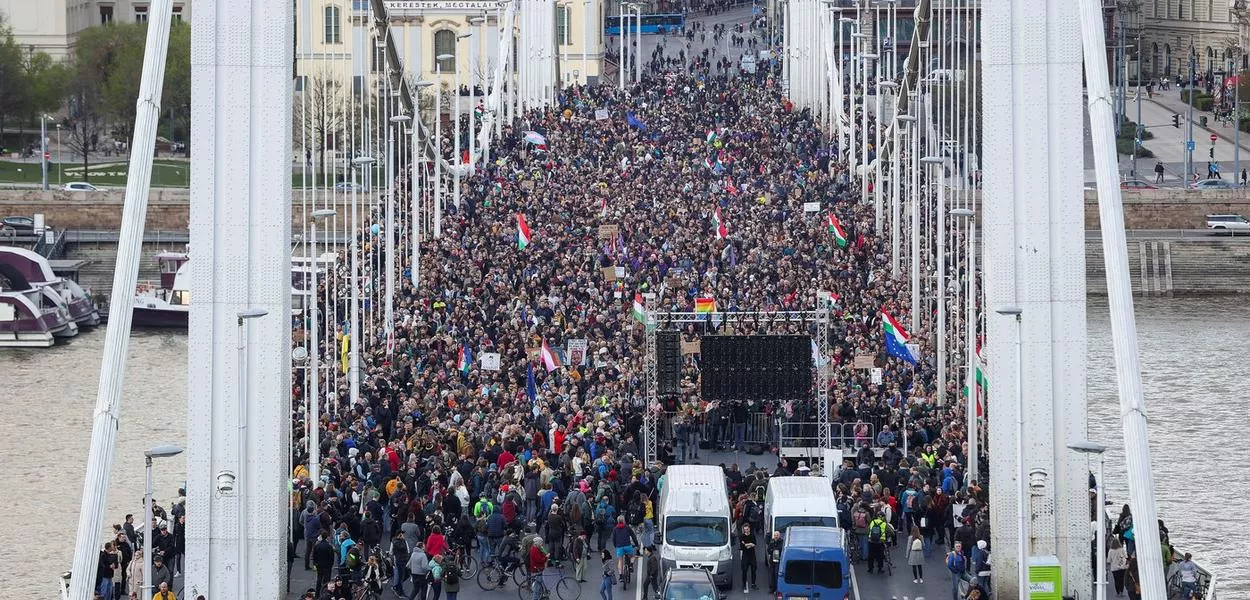 Pessoas se reúnem na Ponte Elisabeth em manifestação contra a proibição da marcha anual do Orgulho, em Budapeste, Hungria - 01/04/2025