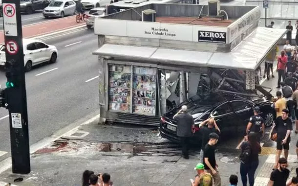 Jaguar invade calçada na Avenida Paulista, atinge duas pessoas e destrói banca de jornal (vídeo)