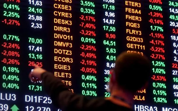 Ibovespa recua em dia com giro fraco em meio a receios com efeitos de tarifas