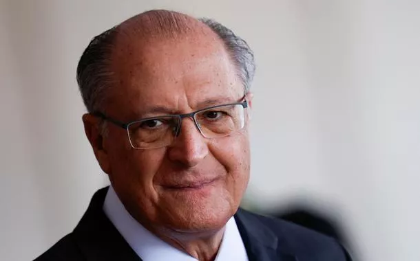 Em congresso do PSB, Alckmin se refere a Lula como “companheiro de trincheira na defesa da democracia”