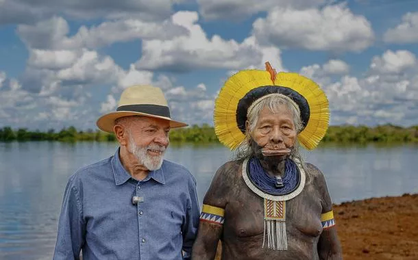 Presidente da República, Luiz Inácio Lula da Silva, durante cerimônia de homenagem ao Presidente da República e à Senhora Janja Lula da Silva pelo Cacique Raoni Metuktire e de condecoração do Cacique Raoni Metuktire com a Grã-Cruz da Ordem Nacional do Mérito pelo Presidente da República.
Aldeia Piaraçu, Terra Indígena Capoto/Jarina - MT

Foto: Ricardo Stuckert / PR