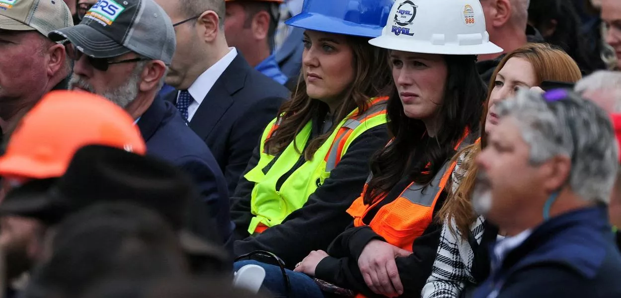 Trabalhadores ouvem o presidente dos EUA, Donald Trump, na Casa Branca - 02/04/2025