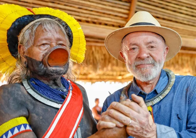 Lula entregou ao cacique Raoni a Grã-Cruz da Ordem Nacional do Mérito