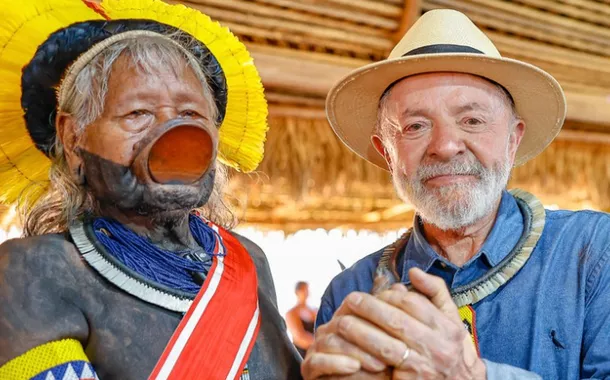 Lula entregou ao cacique Raoni a Grã-Cruz da Ordem Nacional do Mérito