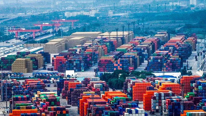 Aumento de exportações chinesas preocupa ocidente: "O tsunami está chegando para todos", diz ex-secretária de comércio dos EUA