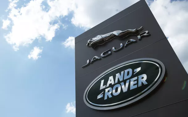 Jaguar Land Rover suspende exportações aos EUA após tarifas impostas por Trump