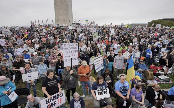 Protestos contra Trump e Musk reúnem milhares em Washington e outras cidades dos EUA