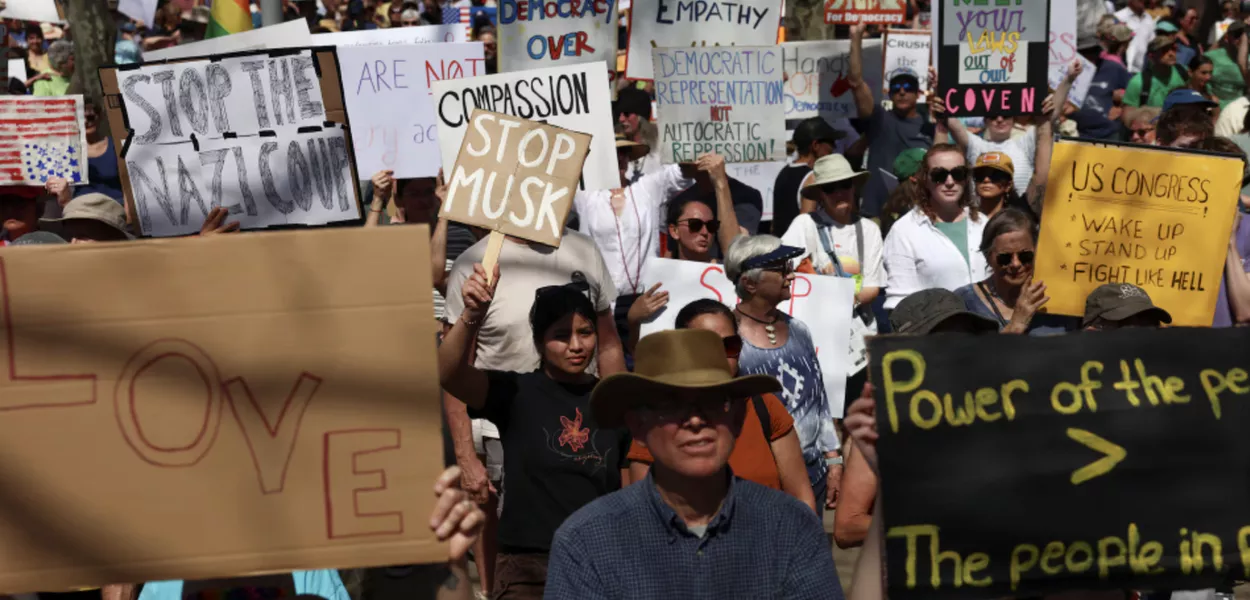 Manifestantes protestam contra o presidente dos EUA, Donald Trump, e seu conselheiro Elon Musk durante um protesto em Asheville, Carolina do Norte, EUA, 5 de abril de 2025