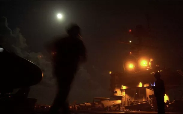 Houthis atacam porta-aviões dos Estados Unidos