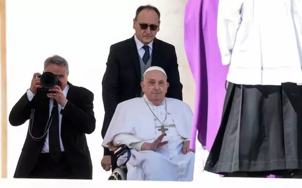 Papa Francisco reaparece após seu retorno ao Vaticano