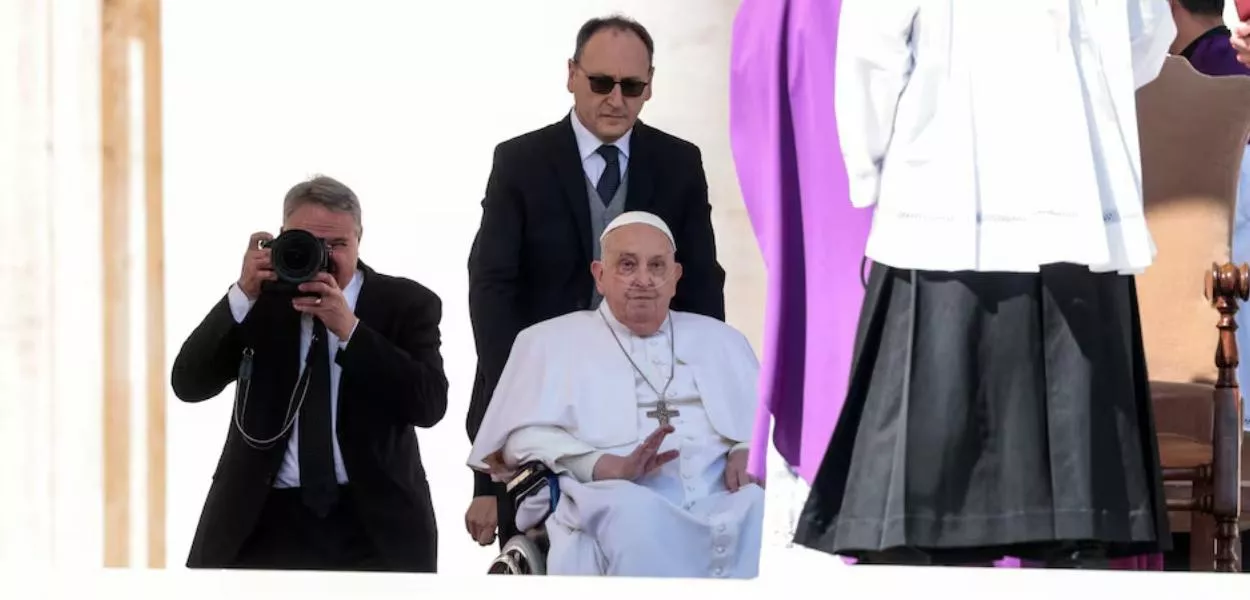 Papa Francisco reaparece após seu retorno ao Vaticano