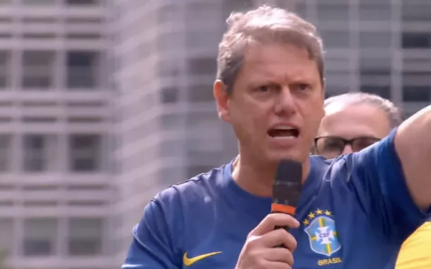Tarcísio desafia inelegibilidade de Bolsonaro, ataca Lula e pede anistia a golpistas do 8/1 em ato na Paulista