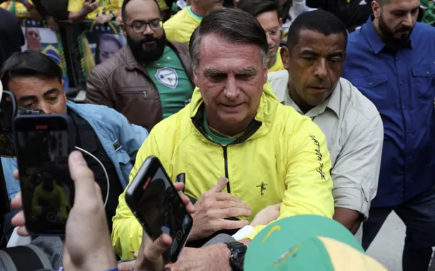 Bolsonaro diz que é processado por “fumaça de golpe” e culpa esquerda pelo 8 de janeiro