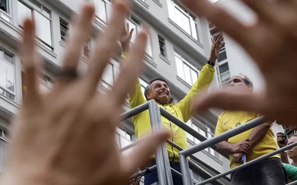 Bolsonaro nega tentativa de golpe e diz esperar por "ajuda externa"