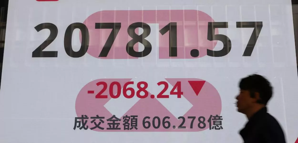 Uma tela exibindo o índice de ações Hang Seng é vista no distrito Central, em Hong Kong, China.4o