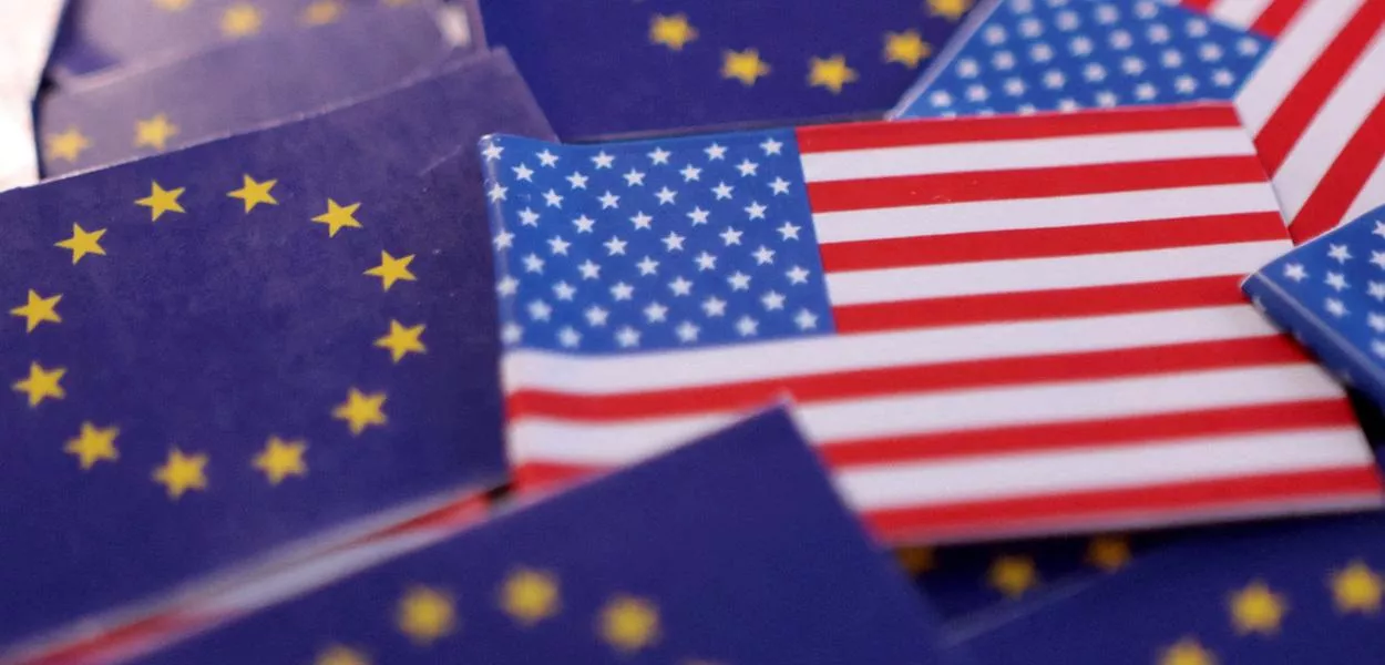 Bandeiras dos EUA e da União Europeia
