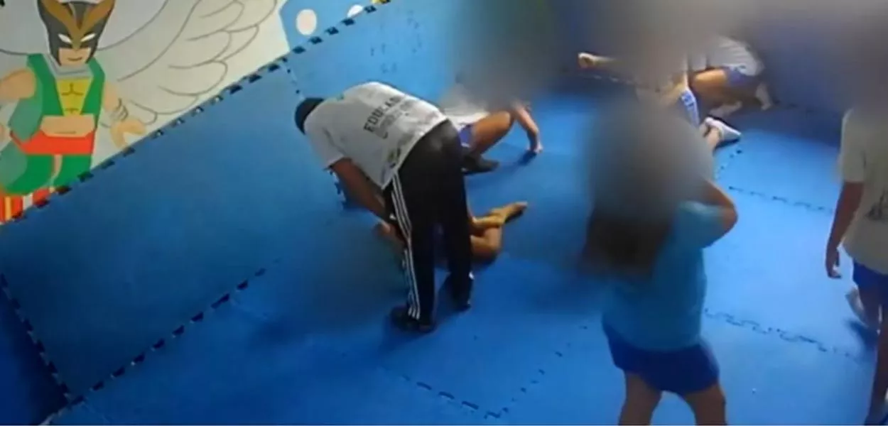 Vídeo mostra agressão de professor a criança autista em escola do Rio