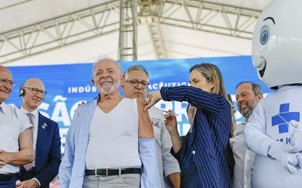 Ao lado de Zé Gotinha, Lula e Alckmin recebem vacina contra a gripe