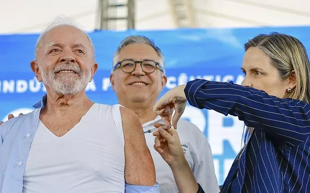 O presidente Lula recebeu  a vacina contra influenza durante a visita e cerimônia de inauguração da Fábrica da Novo Nordisk.