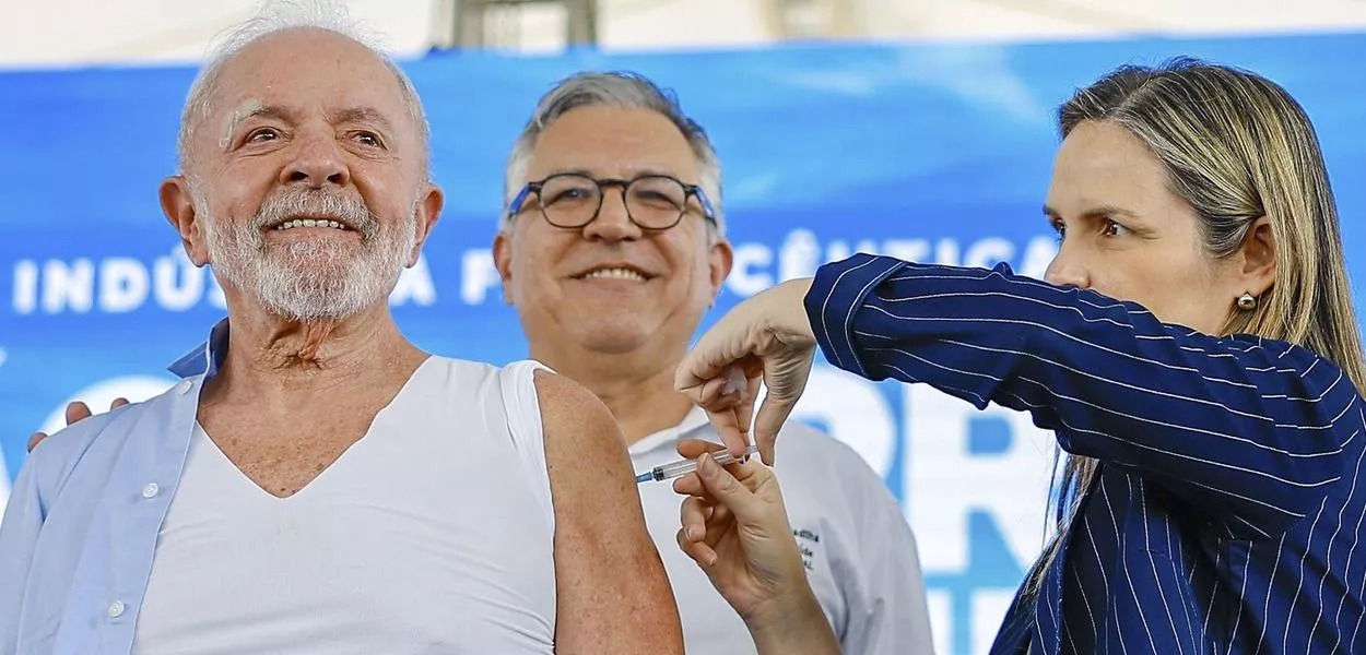 O presidente Lula recebe a vacina contra influenza durante a visita e cerimônia de inauguração da Fábrica da Novo Nordisk, em abril de 2025