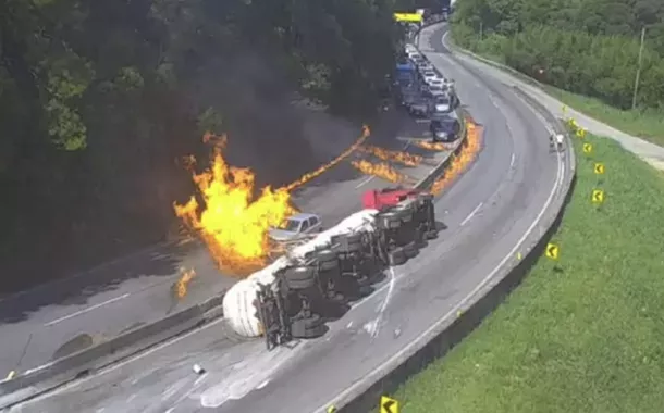 Caminhão-tanque explode em acidente