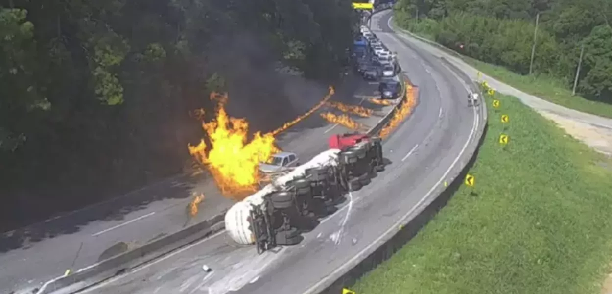 Caminhão-tanque explode em acidente