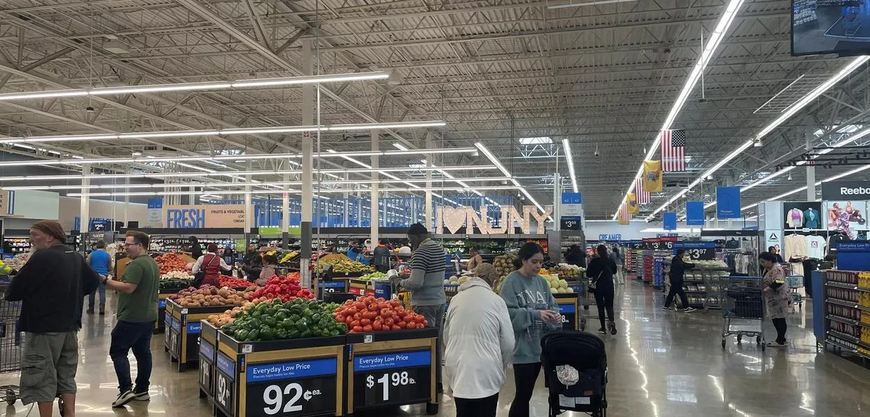 Consumidores fazem compras em loja do Walmart em Secaucus, no Estado norte-americano de Nova Jersey