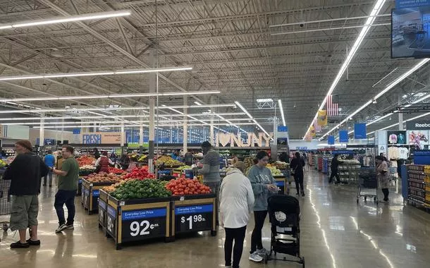 Consumidores dos EUA estocam produtos antes de novas tarifas de Trump