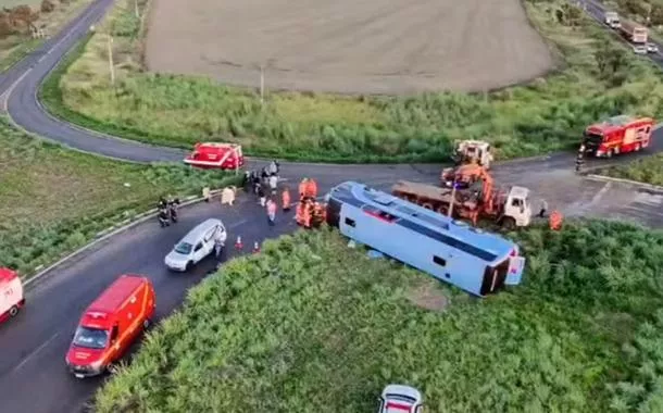 Um ônibus com 50 pessoas tombou na MG-223 entre Araguari e Tupaciguara, no Triângulo Mineiro, e deixou dez pessoas mortas e 18 feridas