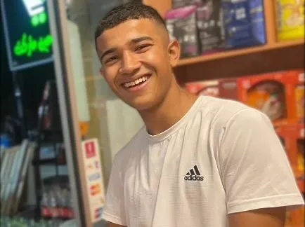 Jovem Salah Hamad está preso, desnutrido e sem julgamento, sob denúncias de maus-tratos