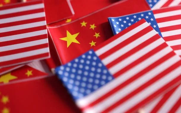 Imagem ilustrativa de bandeiras da China e dos EUA - 20/03/2025