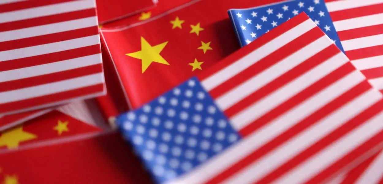 Imagem ilustrativa de bandeiras da China e dos EUA - 20/03/2025