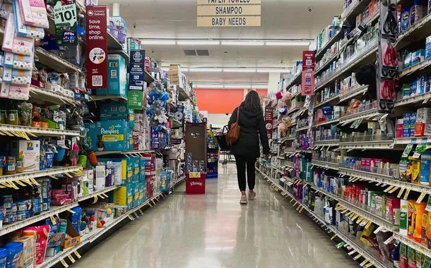 Em meio à guerra comercial de Trump, americanos já falam em estocar comida e cortar gastos