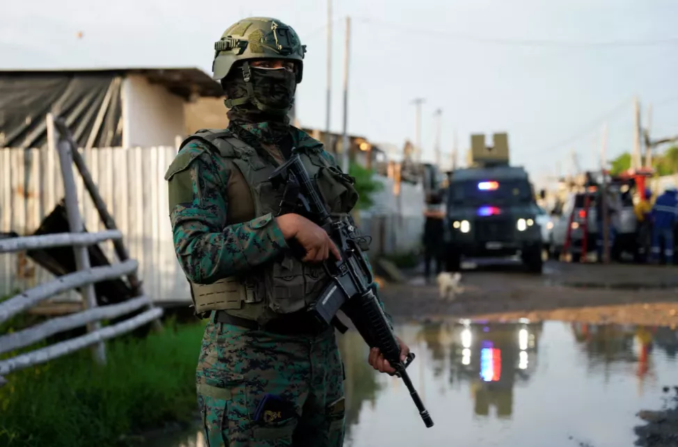 Forças de segurança do Equador em ação policial